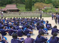 国宝の講堂を背に(1年)